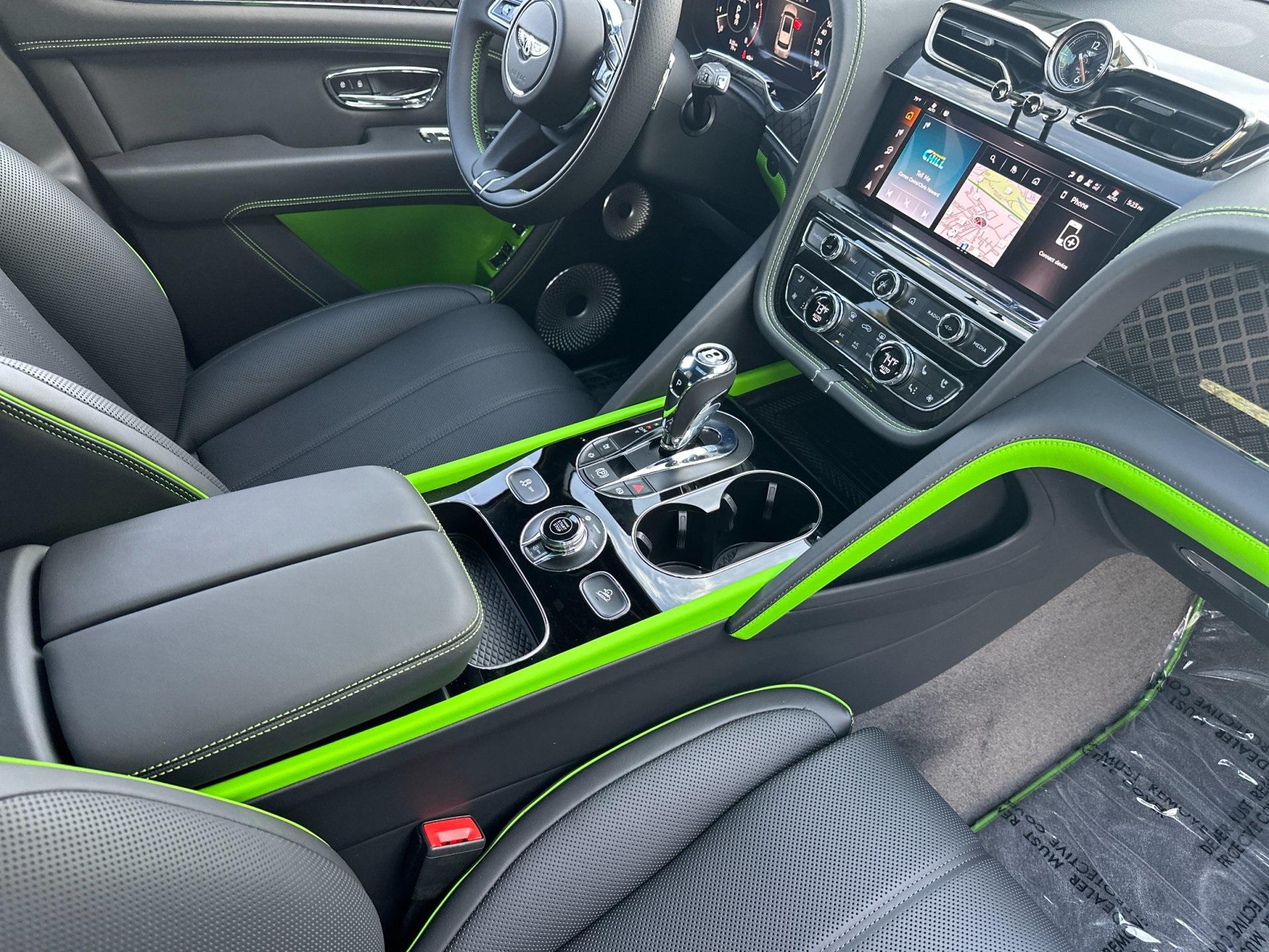 2025 Bentley Bentayga V8 photo 2